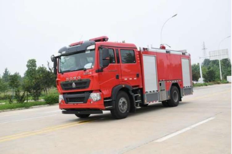 國六重汽豪沃8噸水罐消防車